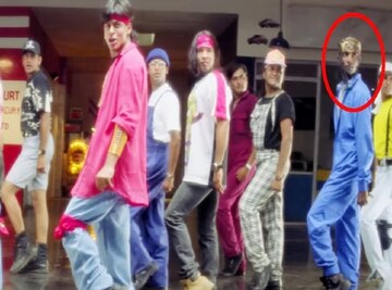 পরদেস ছবির ‘মেরি মেহবুবা’ গানে শাহরুখের পিছনে নীল পোশাকে কে ইনি বলতে পারবেন?