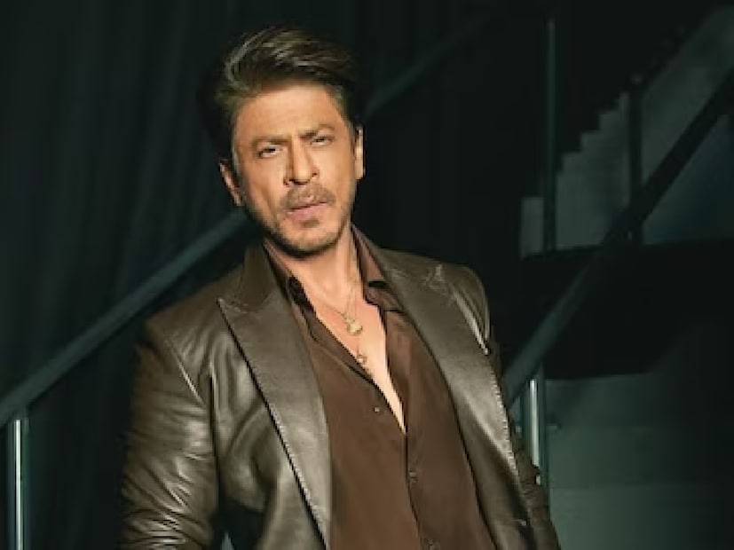 গত সপ্তাহে মুম্বই পুলিশ জানিয়েছে যে, এক ব্যক্তি তাদের ফোন করেছিল। আর শাহরুখ খানের প্রাণনাশের হুমকি দিয়েছিল। সে দাবি করেছিল যে, সে শাহরুখ খানের বাসভবন মন্নতের বাইরে দাঁড়িয়ে এই ফোন কলটি করেছে। সেই সময় News18-এর তরফে জানানো হয়েছিল যে, অভিযুক্ত আদতে ছত্তিশগড়ের রায়পুরের বাসিন্দা।