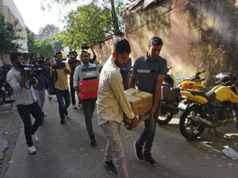 খবর পেয়ে এসটিএফ উল্লেখিত জায়গায় হানা দেয়। এরপর গাড়িতে বসা ব্যক্তি পুলিশকে লক্ষ্য করে গুলি চালায়। অল্পের জন্য পালিয়ে যায় এসটিএফ দল। এর পর ওই ব্যক্তিকে গ্রেফতার করা হয়। গ্রেফতারকৃত ব্যক্তির নাম রোহন। গাড়ি তল্লাশি করে গাড়ির পেছনের সিটে ১২ বোরের ১৭টি বন্দুক ও ৩১৫টি কার্তুজের ৩৫টি বক্সসহ ৭০০টি কার্তুজ পাওয়া যায়।