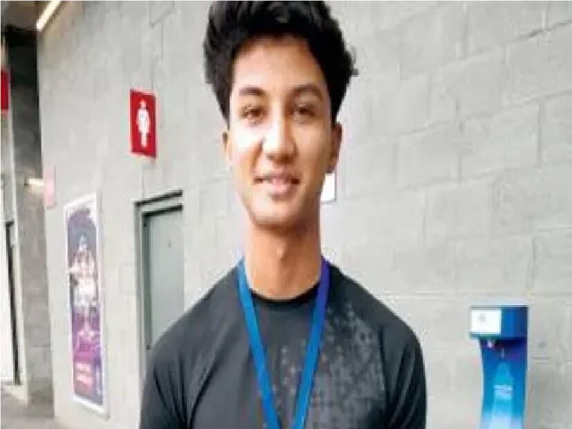 ভারতীয় ক্রিকেট দলের প্রাক্তন ক্রিকেটার সঞ্জয় বাঙ্গারের মেয়ে অনয়ার জীবনটাই বদলে গিয়েছে গত কয়েক মাসে। প্রকৃতির নিয়মে তিনি ছেলে হয়ে জন্মগ্রহণ করেছিলেন। তবে অনয়া মানসিকভাবে বরাবর নিজেকে মেয়ে হিসেবেই অনুভব করেছেন। তাই চেয়েছিলেন, বায়োলজিক্যালি তিনি যাতে মেয়ে হতে পারেন! সেই চাহিদা অনুযায়ী, অনয়া বিদেশে লিঙ্গ পরিবর্তনের অস্ত্রোপচার করান। গোটা প্রক্রিয়া সম্পন্ন। অনয়া এখন বায়োলজিক্যালি মেয়ে। তবে এই প্রক্রিয়া ছিল বেশ জটিল। আর এই প্রক্রিয়ার জন্য অনয়াকে শারীরিক সমস্যার মধ্যে দিয়েও যেতে হয়েছে।