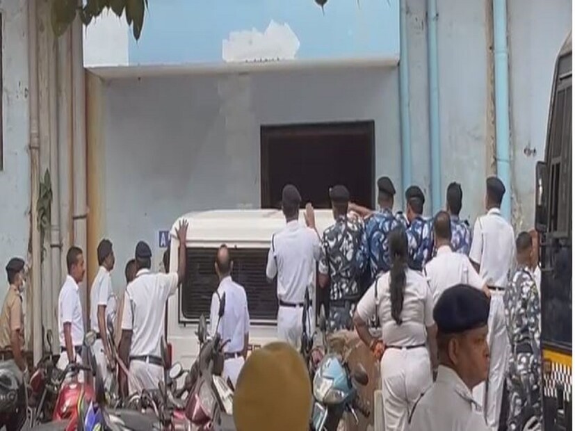 সোমবার সাজা ঘোষণা হয়েছে। মৃত&#x200d;্যুদণ্ড নয়, আমৃত&#x200d;্যু সশ্রম কারাদণ্ড। ততক্ষণে নিজের আইনজীবীর কাছে কাঠগড়াতেই সঞ্জয় জেনে বুঝে নিয়েছেন তাকে কী সাজা দিয়েছে আদালত। 