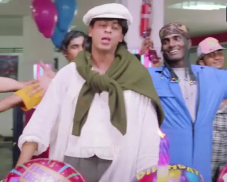 শাহরুখ আরও বলে চলেন, “ছবির সেটে হয়তো সকলে একই কথা বলছিলেন যে, এই যে নীল রঙা স্যুট এদিকে এসো… খান সাহেবের পাশে আরও একটু সরে দাঁড়াও… তুমি কীভাবে নিজের স্টেপগুলো করছো? প্রত্যেকেই ওঁকে এটাই বলছিলেন। আমি চেয়েছিলাম, যে ছেলেটার সামনে দাঁড়িয়ে আমি লিড ডান্স করছি, তাঁর যেন প্রচুর নামডাক হয়। কারণ উনি একজন হিরো। আর আজ আমি ব্যাকগ্রাউন্ডে ওঁর পিছনে নাচতে চাই।”