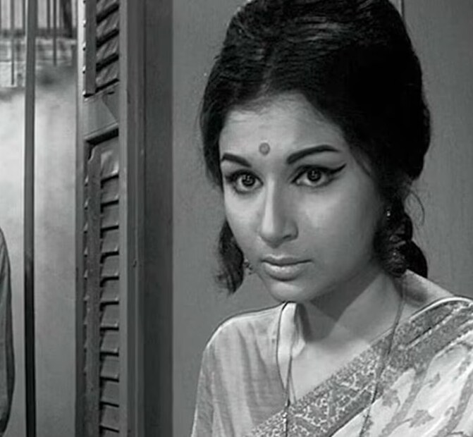 শর্মিলা ঠাকুরের বয়স হয়েছে। চেহারায় বার্ধক্যের ছাপ স্পষ্ট। কিন্তু তাঁর রূপের ছটা আজও যেন অমলিন। চলচ্চিত্রপ্রেমীরা বলেন, এই বয়সেও শর্মিলা অত্যন্ত সুন্দরী। তবে বয়স বাড়লেও অভিনয়ে ছেদ পড়েনি। ইদানীং ওটিটি-তেও কাজ করছেন। সম্প্রতি ‘গুলমোহর’ ছবির প্রচারের সময় শর্মিলা বলেছিলেন, বাড়ি ভাড়া জোগাড়ের জন্যই সিনেমায় নামতে বাধ্য হয়েছিলেন তিনি। 