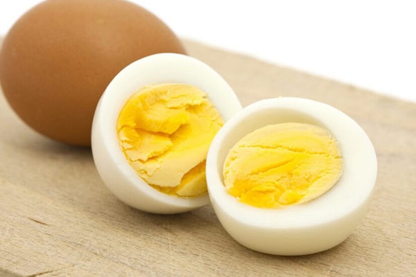 শীতের সময়ে ডিম খেলে তা কেবল আমাদের ভেতর থেকে উষ্ণই রাখে না, সেইসঙ্গে এটি অত্যন্ত স্বাস্থ্যকরও। ডিমের অমলেট কিংবা সেদ্ধ ডিম খেতে পারেন। প্রতিদিন একটি করে ডিম খেলে মিলবে অনেক রকম উপকারিতা। এটি সকালের নাস্তায়ও একটি ভাল খাবার হিসেবে কাজ করে। (তথ্য: পিয়া গুপ্তা)