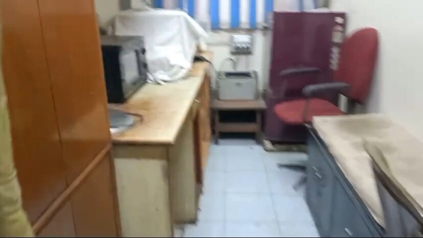 কর্মচারীরা যাতে একটানা ছুটি নিতে পারেন, তাই অতিরিক্ত ছুটিও বরাদ্দ করেছিল রাজ্য সরকার৷ দুর্গাপুজোয় বন্ধ হয়ে রাজ্য সরকারি দফতর একেবারে লক্ষ্মী পুজোর পর খুলেছে৷ 