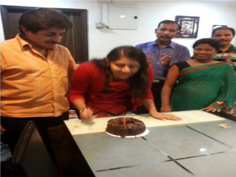 স্নেহাশিস ও মমের একমাত্র মেয়ে স্নেহা এখন ২৬ বছর বয়সী৷ তাঁর জন্মদিনও নভেম্বর মাসে৷ ৮ তারিখে তাঁর মা নিজের প্রোফাইল থেকে মেয়ের জন্মদিনের এক পুরনো ছবি শেয়ার করে বলেছিলেন ছবির সব মানুষগুলো হয়ত বিভিন্ন কারণে এক জায়গায় নেই, কিন্তু টানটা একই রকম আছে৷