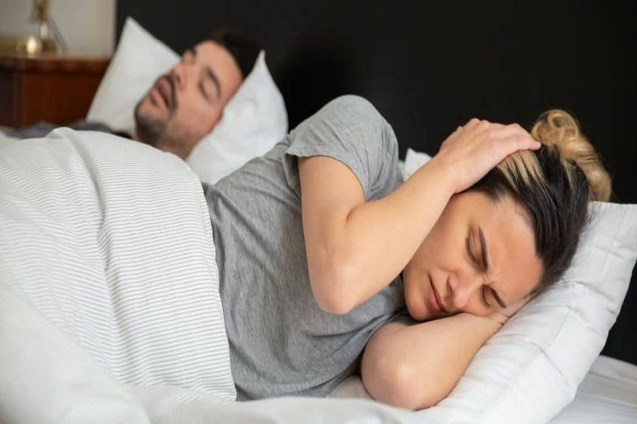 ঘুমের সময় বিকট শব্দে নাক ডাকে সঙ্গী? মৃত্যু পর্যন্ত ঘটতে পারে! বাঁচার উপায় জানুন