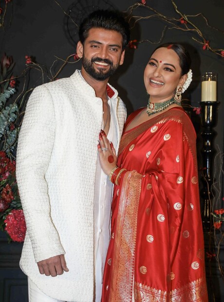 সম্প্রতি দ্য গ্রেট ইন্ডিয়ান কপিল শো-এ উপস্থিত হয়েছিলেন বর্ষীয়ান অভিনেতা শত্রুঘ্ন সিনহা। সঙ্গে ছিলেন স্ত্রী পুনম সিনহা, কন্যা সোনাক্ষী সিনহা এবং জামাই জাহির ইকবাল।