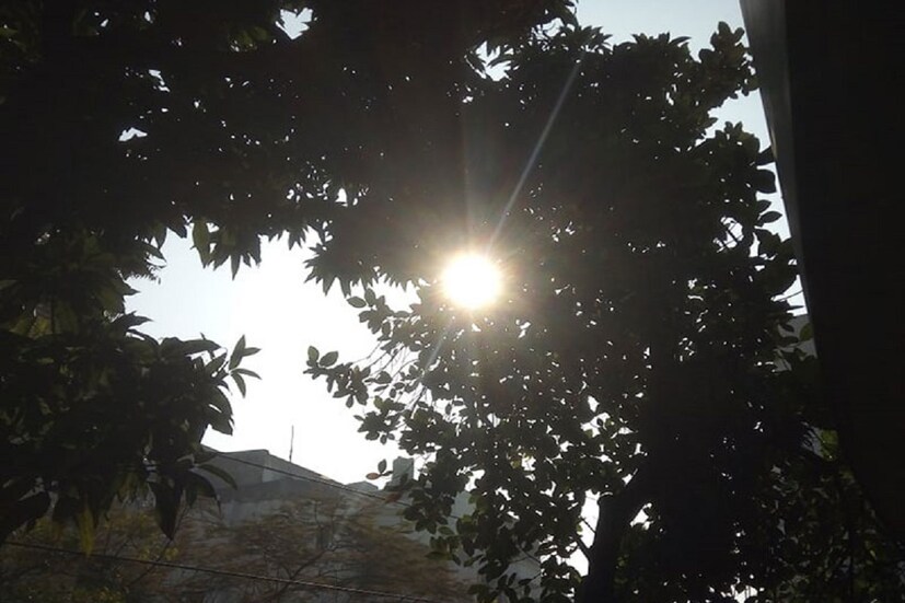 ধাঁইধাঁই করে গাঙ্গেয় পশ্চিমবঙ্গে বাড়ছে তাপমাত্রা, আইএমডি-র ওয়েদার আপডেট অনুসারে গড় তাপমাত্রার থেকে এক ধাক্কায় বেড়ে যাচ্ছে ৫ ডিগ্রি সেলসিয়াস৷ এদিকে তার সঙ্গে পরিস্থিতি আরও খারাপ করছে কুয়াশা৷ পশ্চিমবঙ্গের উত্তর থেকে দক্ষিণ সর্বত্র রয়েছে ঘন কুয়াশার চাদর৷ ধাঁইধাঁই করে গাঙ্গেয় পশ্চিমবঙ্গে বাড়ছে তাপমাত্রা, আইএমডি-র ওয়েদার আপডেট অনুসারে গড় তাপমাত্রার থেকে এক ধাক্কায় বেড়ে যাচ্ছে ৫ ডিগ্রি সেলসিয়াস৷ এদিকে তার সঙ্গে পরিস্থিতি আরও খারাপ করছে কুয়াশা৷ পশ্চিমবঙ্গের উত্তর থেকে দক্ষিণ সর্বত্র রয়েছে ঘন কুয়াশার চাদর৷