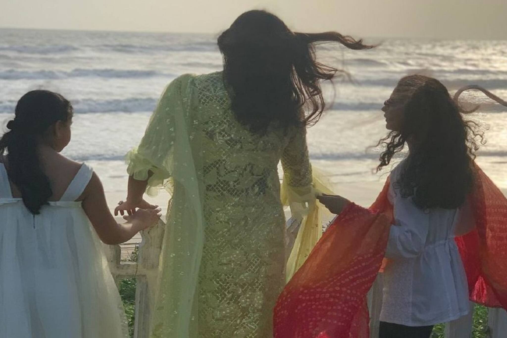 ২৪ বছরে মা হন! ক্রিকেটার,ব্যবসায়ী-সহ ১১ জনের সঙ্গে প্রেম! ৪৯ বছর বয়সেও একা ইনি