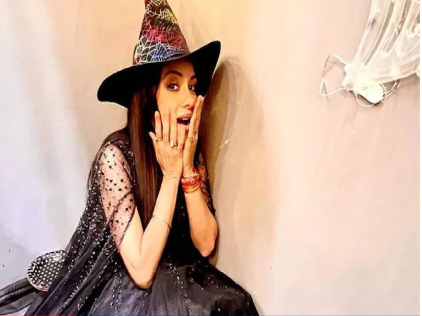 একসময় টেলিভিশন জগতে রাজত্ব করা এই অভিনেত্রীরা এখন শুধু ব্র্যান্ড এন্ডোর্সমেন্টেই সীমাবদ্ধ। স্তন ক্যানসারের সঙ্গে লড়ছেন হিনা খান। এমন পরিস্থিতিতে দীর্ঘ ৭ বছর পর টিভিতে ফিরেছেন এই অভিনেত্রী। শো ছাড়াও, অভিনেত্রী তাঁর সৎ কন্যার কারণেও সম্প্রতি খবরে ছিলেন। নিশ্চয়ই বুঝতে পেরেছেন আমরা কার কথা বলছি! 