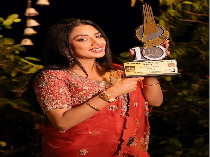 রূপালী গাঙ্গুলী ইশা ভার্মার বিরুদ্ধে ৫০ কোটি টাকার মানহানির মামলাও করেছেন। তার আইনজীবী হলেন 'বিগ বস' খ্যাত সানা রইস খান। মানহানির আবেদনে ইশার কোনও প্রতিক্রিয়া পাওয়া যায়নি। (ছবি সৌজন্যে: Instagram @rupaliganguly)