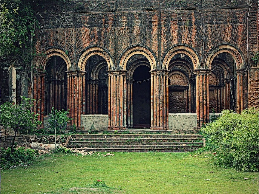 *ভারত বাংলাদেশ সীমান্ত লাগোয়া ঐতিহাসিক পর্যটনকেন্দ্র টাকিতে বরাবরই পর্যটকদের একটা আলাদা আকর্ষণ থাকে। টাকি পর্যটন কেন্দ্রে এবার নতুন পালক জুড়ল। মালদ্বীপের অনুকরণে জলের উপর কটেজ নির্মিত হয়েছে। ফাইল ছবি। 
