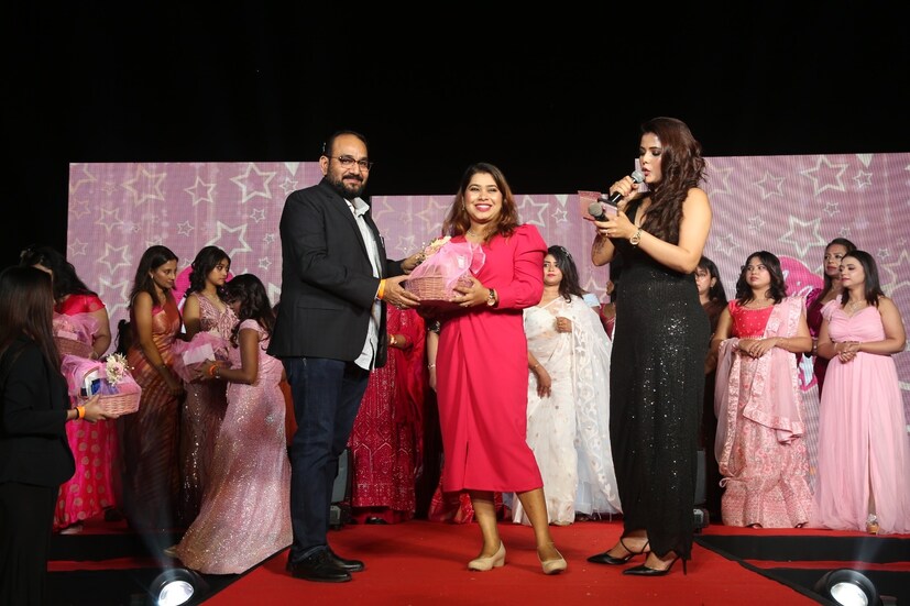 স্বাধীনচেতা এবং অভিব্যক্তিপূর্ণ কমবয়সী মহিলাদের কথা মাথায় রেখে বছরের পর বছর ধরে ব্র্যান্ডের নকশার ভাষায় পরিবর্তন এসেছে। আর এই ব্র্যান্ডের ডিজাইনের কেন্দ্রস্থলে রয়েছেন গ্রাহকরাই। সেই কারণে ছিমছাম থেকে গ্ল্যামারাস - বিভিন্ন ধরনের নকশা রয়েছে। শুধু তা-ই নয়, জিওমেট্রিক ডিজাইনের গয়নাও রয়েছে আকর্ষণের কেন্দ্রবিন্দুতে। 