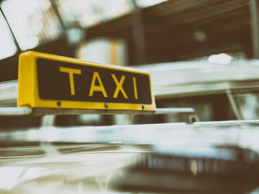 ইংরাজিতে Taxi শব্দের একটি ইতিহাস রয়েছে। এই শব্দের উৎপত্তি হয়েছে জার্মান শব্দ Taxanom থেকে। এছাড়া আরও একটি ব্যাখ্যা রয়েছে।