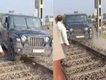 Car on rail track: থর নিয়ে রেল লাইনে উঠে গেলেন মদ্যপ চালক, চলে এল ট্রেন! তার পর? দেখুন ভিডিও Car on rail track: থর নিয়ে রেল লাইনে উঠে গেলেন মদ্যপ চালক, চলে এল ট্রেন! তার পর? দেখুন ভিডিও