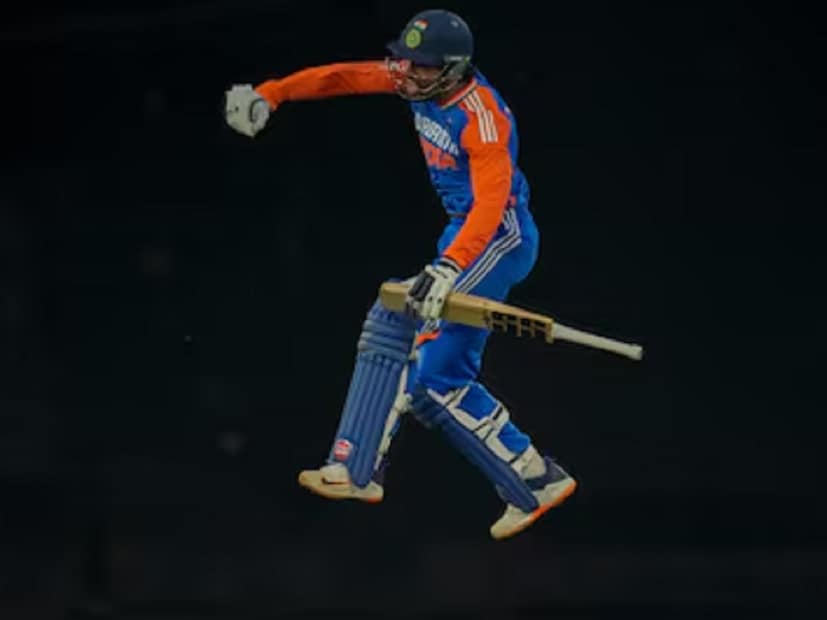 প্রতিভা আর পরিশ্রম। তিলকের সাফল্যের চাবিকাঠি। আন্তর্জাতিক ক্রিকেটে ওয়েস্ট ইন্ডিজের বিরুদ্ধে অভিষেকে ২২ বলে ৩৯ রান করেছিলেন। টিম ইন্ডিয়া সেই ম্যাচে হেরে যায়। কিন্তু তিলকের পারফরম্যান্স নজর কাড়ে সকলের। দ্বিতীয় টি২০-তে হাফ সেঞ্চুরি করেন। ৪১ বলে করেন ৫১ রান। কঠিন পিচ, চাপ থেকে একা হাতে দলকে টেনে তোলেন তিনি। এরপর আর পিছনে ফিরে তাকাতে হয়নি। তবে তিলকের উত্থান আইপিএলের হাত ধরেই। ২০২২ সালে ১.৭ কোটি টাকায় তাঁকে দলে নেয় মুম্বই ইন্ডিয়ান্স। পরের মরশুমে ১১ ম্যাচ খেলে করেন ৩৪৩ রান। সেরা ব্যাটসম্যানদের সঙ্গে তাঁর কাঁধে কাঁধ মিলিয়ে লড়াই নজরে পড়ে নির্বাচকদের। 