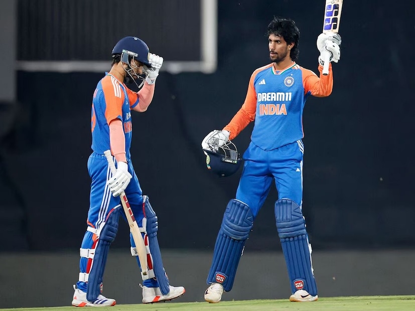 হায়দরাবাদি ঘরানার ব্যাটসম্যান তিনি। মহম্মদ আজহারউদ্দিন, ভিভিএস লক্ষণদের যোগ্য উত্তরসূরী। সেই সূক্ষ কবজির মোচড়, ব্যাকফুটে দৃষ্টিনন্দন কভার ড্রাইভ, গোটা মাঠ জুড়ে শটের ফুলঝুরি - সবই রয়েছে তাঁর ব্যাটে। এতদিন সেঞ্চুরি ছিল না। এবার সেটাও হয়ে গেল। সেঞ্চুরিয়ানের বাইশ গজ মঞ্চ সাজিয়ে প্রস্তুত ছিল। তিলক ভার্মা এলেন, দেখলেন এবং জয় করলেন। দক্ষিণ আফ্রিকার বিরুদ্ধে ৫৬ বল খেলে করলেন ১০৭ রান। ইনিংসে ৮টি চার, ৭টি ছক্কা। টি২০-তে যেমন চাই, তেমনই মারকাটারি ব্যাটিং করলেন। Photo: AFP