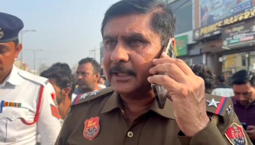ডিএম বলেন যে আইনি দিক থেকে দেবেন্দ্রর পক্ষে জোরালো যুক্তি নেই। কারণ দেবেন্দ্রের বাবা এখনও জীবিত। তবে সামাজিক দিক থেকে এই বিষয়টি বুঝিয়ে মীমাংসার জন্য এসডিএমকে নির্দেশ দেওয়া হয়েছে। 