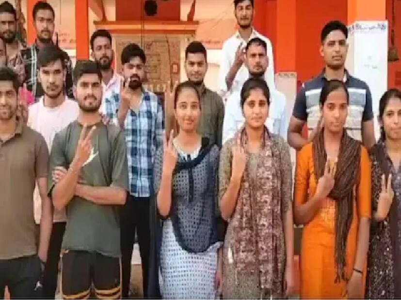এ যেন পুলিশ গ্রাম। না, হয়নি এখনও। তবে খুব শীঘ্রই হতে চলেছে। ব্যাপারটা তাহলে খুলে বলা যাক। উত্তর প্রদেশের মুজাফফরনগর জেলার কাসমপুর খোলা গ্রামের ২৬ জন যুবক-যুবতী উত্তর প্রদেশ পুলিশ কনস্টেবল নিয়োগের লিখিত পরীক্ষায় উর্ত্তীর্ণ হয়েছেন। হ্যাঁ, একই গ্রামের ২৬ জন, একসঙ্গে।