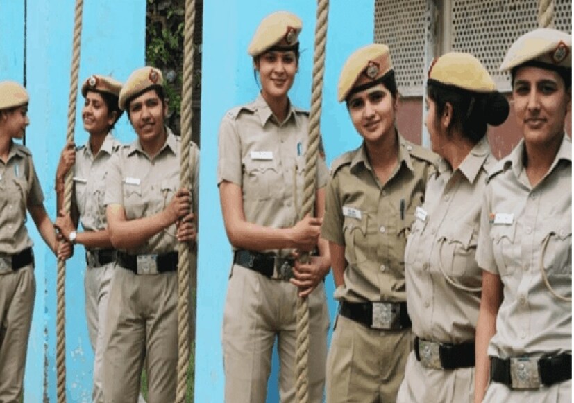 রশ্মি কাপাসিয়া বলছেন, “গ্রামের ছেলেমেয়েরা পড়াশোনায় বরাবরই ভাল। তাঁদের দেখে আমরা অনুপ্রাণিত হই, সেই মতো ছোট থেকেই প্রস্তুতি নিতে শুরু করেছিলাম। গ্রামে একটা লাইব্রেরি রয়েছে। সেখানেই মেয়েরা পড়াশোনা করেন। ছেলেরা প্রায়ই বাইরে যান। এ বছর উত্তর প্রদেশ পুলিশ কনস্টেবল নিয়োগের পরীক্ষায় সবাই ভাল ফল করেছে। গ্রামের ২৬ জন উর্ত্তীর্ণ হয়েছেন। সাব ইন্সপেক্টর হোক কিংবা অন্য কোনও পরীক্ষা, আমাদের গ্রামের ছেলেমেয়েরা পাশ করবেই। ফিজিক্যাল পরীক্ষার জন্য গ্রামেই ট্র্যাক তৈরি করা হয়েছে। গোটা গ্রামে এখন আনন্দের পরিবেশ।”