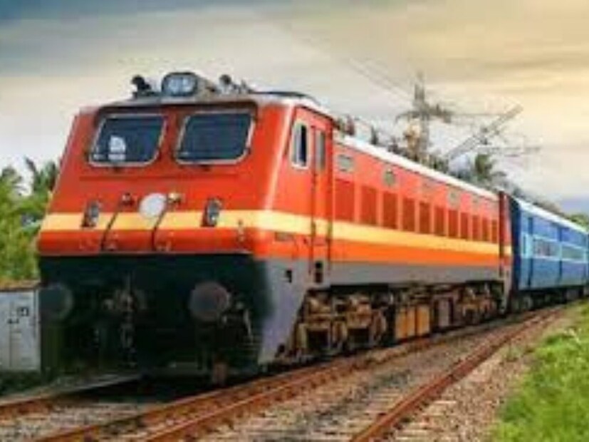 নিরাপদ ও আরামদায়ক যাত্রা নিশ্চিত - ভারতীয় রেলওয়ের এই পদক্ষেপ সাধারণ ক্লাসের যাত্রীদের জন্য একটি বড় স্বস্তির খবর। রেলওয়ে কর্তৃপক্ষ আশা করছে যে, নতুন কোচগুলির মাধ্যমে আরও বেশি যাত্রী নিরাপদ এবং আরামদায়কভাবে যাতায়াত করতে পারবেন। এই পরিবর্তন রেলযাত্রাকে আরও সুবিধাজনক ও সাশ্রয়ী করে তুলবে, বিশেষ করে যেসব যাত্রী সাধারণ শ্রেণিতে যাতায়াত করেন তাদের জন্য।