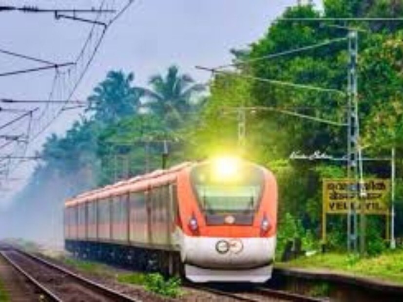 আগামী ৩ মাসে ৫৮৩টি নতুন কোচ প্রস্তুত - জুলাই থেকে অক্টোবর পর্যন্ত ৫৮৩টি নতুন সাধারণ কোচ তৈরি হয়েছে। এই কোচগুলি ২২৯টি নিয়মিত ট্রেনে যোগ করা হয়েছে, যার ফলে সাধারণ শ্রেণির যাত্রীদের জন্য অতিরিক্ত সিট সরবরাহ করা হয়েছে। এর ফলে অনেক যাত্রী এখন সিটে বসে যাতায়াত করতে পারছেন, যা আগে সম্ভব ছিল না।