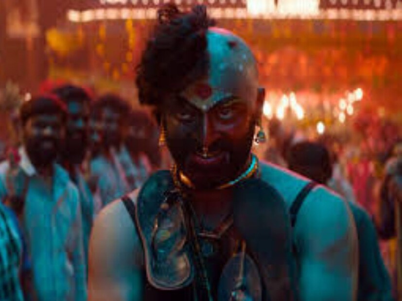 তবে আল্লু ও রশ্মিকার একচ্ছত্র রাজত্বে এবার আরও একজন ভাগ বসাচ্ছেন৷ সিনেমায় তাঁর রূপের ঝলক বা অভিনয় নজর কেড়েছে৷ তিনি আর কেউ নন,  তারক পোন্নাপ্পার (Tarak Ponnappa)৷ মাত্র কিছু ঝলকেই তিনি মন জয় করে নিয়েছেন দর্শকদের৷