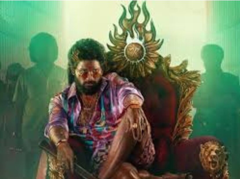 কিন্তু এতকিছুর পর আপনার মাথায় এটাই প্রশ্ন আসবে যে কে এই অভিনেতা৷ এবার সেই প্রসঙ্গে আসা যাক৷ তিনি আর কেউ ননয, পুরো নাম তারক পোন্নাপ্পা৷ 'পুষ্পা ২'-এ 'পুষ্পা'র ভাই, মোল্লেটি ধর্মরাজের চরিত্রে অভিনয় করছেন তিনি। এর আগে 'দেবারা' ছবিতেও তাঁর দুরন্ত অভিনয় অনেকের নজর টেনেছিল।
