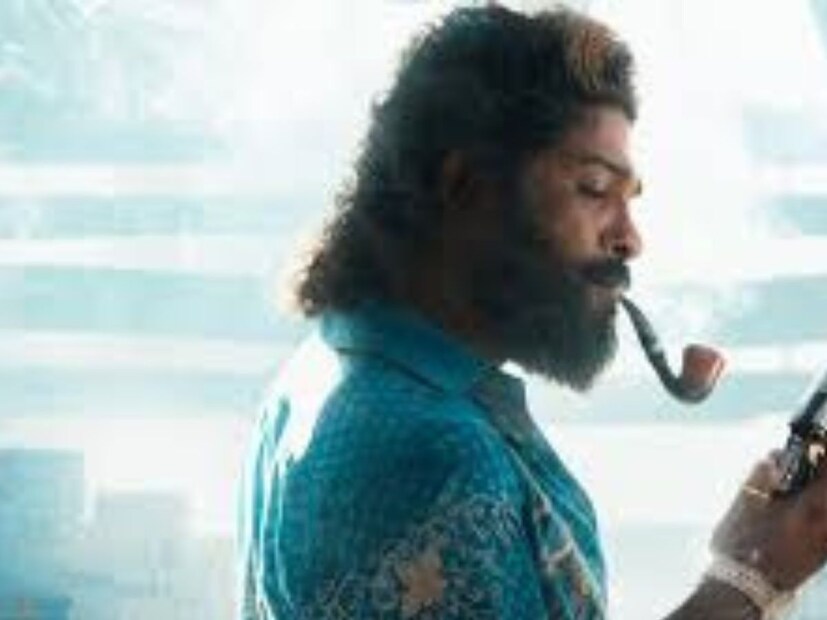 মঞ্চে উঠে দর্শকদের শান্ত থাকার আবেদন করে সাউথ সুপারস্টার অল্লু বলেন, &quot;পুষ্পা কখনও কারও সামনে নিচু করেনি, তবে অনুরাগীদের ভালবাসার সামনে সে মাথা ঝুঁকিয়ে রাখে।&quot; ৫ ডিসেম্বর, সুকুমার পরিচালিত এই ছবি মুক্তি পাবে বড় পর্দায়।