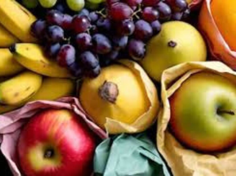 আপেল (Apple) - বিশেষজ্ঞদের মতে, পুরুষদের প্রতিদিন আপেল খাওয়া উচিত। আপেলে থাকা প্রাকৃতিক প্ল্যান্ট কম্পাউন্ড, যেমন ফ্ল্যাভোনয়েডস, পুরুষদের স্বাস্থ্য উপকারে আসে। আপেল খেলে পুরুষদের ইরেক্টাইল ডিসফাংশন ঝুঁকি ১৯ শতাংশ কমতে পারে। এছাড়া, এটি প্রোস্টেট ক্যানসার এর ঝুঁকি কমানোর জন্যও উপকারী, কারণ আপেলের মধ্যে ইউরসোলিক অ্যাসিড প্রোস্টেট ক্যানসার সেলের বৃদ্ধি রোধ করে।