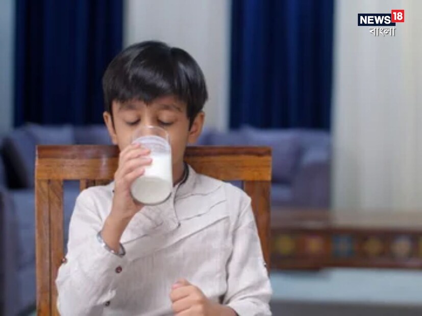 ভারতীয় বাড়িতে একটি অভ্যাস আছে যে রাতে ঘুমানোর আগে শিশুকে দুধ খাওয়ানো হয়। শুধু শিশুরা নয়, বড়রাও রাতে ঘুমানোর আগে দুধ পান করেন। আপনিও যদি আপনার শিশুকে রাতে ঘুমানোর আগে এক গ্লাস দুধ খাওয়ান, তাহলে অবশ্যই শুনুন শিশু বিশেষজ্ঞ ডাঃ নিহার পারেখের কথা।