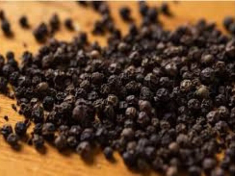 গোল মরিচ: আপনি কদাচিৎ চায়ে কালো মরিচ ব্যবহার করেন। ২-৩টি কালো মরিচের দানা কুচি করে চায়ে দিন। এতে মেটাবলিজম এবং পাচনতন্ত্রের কাজ সঠিক হয়।