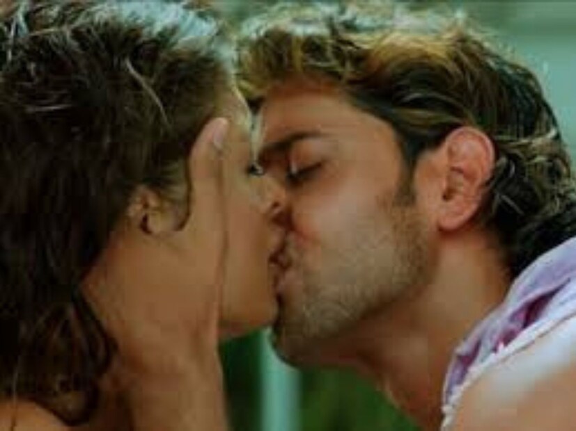 ঋত্বিক রোশনের সঙ্গে তার লিপলক দৃশ্যের জন্য মানুষ অদ্ভুতভাবে প্রতিক্রিয়া জানিয়েছিল। এক রিপোর্ট অনুযায়ী, ঐশ্বর্য রাই এক সাক্ষাৎকারে বলেছিলেন, &quot;আমি ধুম সিনেমায় একটি কিস দৃশ্য করেছিলাম, যা নিয়ে অনেক আলোচনা হয়েছিল। আমি হতবাক ছিলাম। আসলে, দেশের কিছু মানুষ আমাকে আইনি নোটিশ পাঠিয়েছিল।&quot;