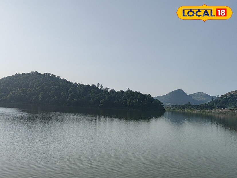 ঝড়বৃষ্টির পূর্বাভাস থাকলেও মোটের উপর আবহাওয়া শুষ্ক ছিল কালীপুজোর দিন। সেভাবে বৃষ্টির দাপট দেখা যায়নি কোথাও। পুরুলিয়া জেলাতে আবহাওয়া যথেষ্ট ভালছিল কালীপুজোয়। বিক্ষিপ্তভাবে ঝড়-বৃষ্টি সম্ভাবনা রয়েছে জেলায় তবুও দীপাবলিতে আবহাওয়ার যথেষ্ট উন্নতি হয়েছে। পরিবর্তন হয়েছে তাপমাত্রার।