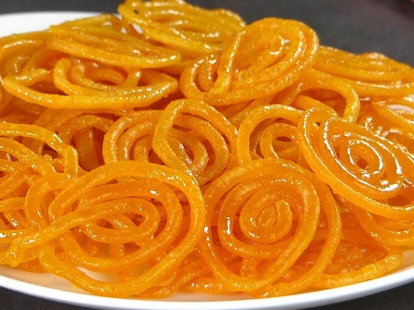 এক নয়, একাধিক ইংরেজি শব্দ রয়েছে জিলিপির। জিলিপিকে ইংরেজিতে বলা হয় ফেনল কেক(Funnel Cake)। আবার একে সিরাপ ফিল্ড রিং (Syrup Filled Ring), স‍্যুইটমিট (Sweetmeat) বা রাউন্ড স‍্যুইট (Round Sweet)ও বলা হয়ে থাকে। এক নয়, একাধিক ইংরেজি শব্দ রয়েছে জিলিপির। জিলিপিকে ইংরেজিতে বলা হয় ফেনল কেক(Funnel Cake)। আবার একে সিরাপ ফিল্ড রিং (Syrup Filled Ring), স‍্যুইটমিট (Sweetmeat) বা রাউন্ড স‍্যুইট (Round Sweet)ও বলা হয়ে থাকে। 