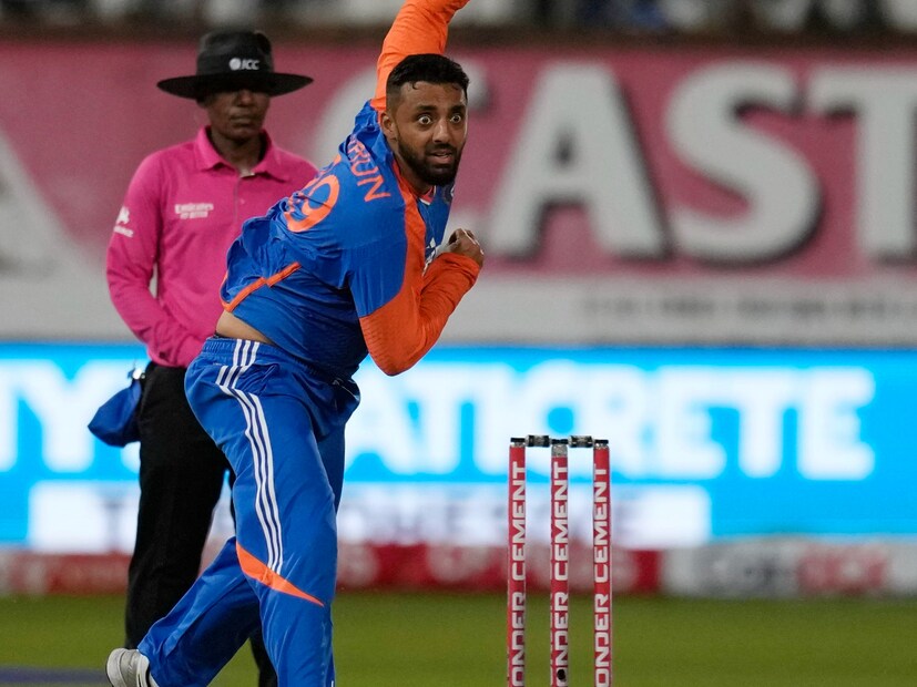 ভারতীয় দলের ট্রেনিংয়ের জার্সি পরে নেটে হাত ঘোরাতে দেখা গিয়েছে বরুণ চক্রবর্তীকে। তবে প্রথম দলে খেলার সুযোগ পাবেন কিনা, সেবিষয়ে এখনও জানা যায়নি। তবে হঠাৎ কেন তাকে অনুশীলনে নেওয়া হল তা নিয়ে শুরু হয়ে গিয়েছে জল্পনা।