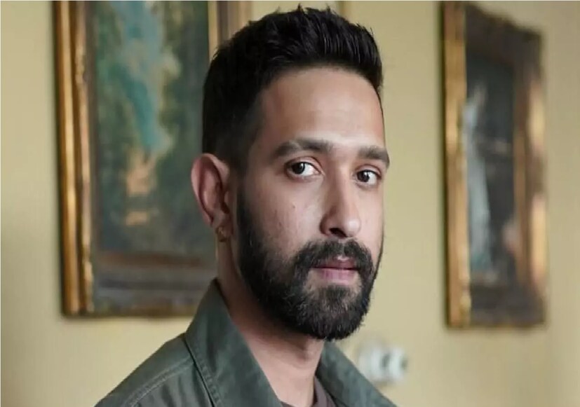 তবে টেলিভিশন কেরিয়ার ছাড়েন বিক্রান্ত- এরপর পা রাখেন বলিউডের সিনে দুনিয়ায়৷ ২০১৩ সালে তিনি ফার্স্ট মোশন পিকচার লুটেরাতে অভিনয় করেন রণবীর সিং ও সোনাক্ষী সিং -র সঙ্গে৷