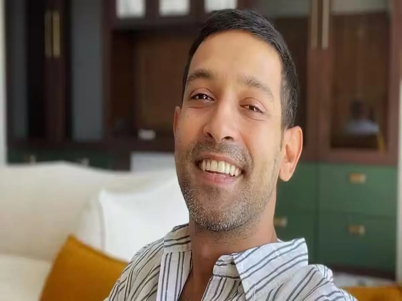 তাঁর নিজের স্টারডমে সুপারহিট সিনেমা টুয়েলভথ ফেল যেখানে তিনি আইপিএস অফিসার মনোজ কুমারের চরিত্রে অভিনয় করেছিলেন৷ তাঁর সত্যি জীবনের উপরেই তৈরি এই সিনেমা৷