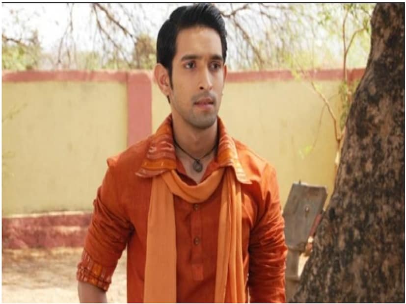 তিনি জানিয়েছেন ছোটবেলায় তিনি কোথায় থাকতেন তাঁর বন্ধুরা যখন জানতে পারে তাঁরা সকলেই চমকে গিয়েছিল৷ এমনকি তাঁর বাড়ি দেখার পর তাঁদের ব্যবহার তাঁর সঙ্গে বদলে গিয়েছিল৷