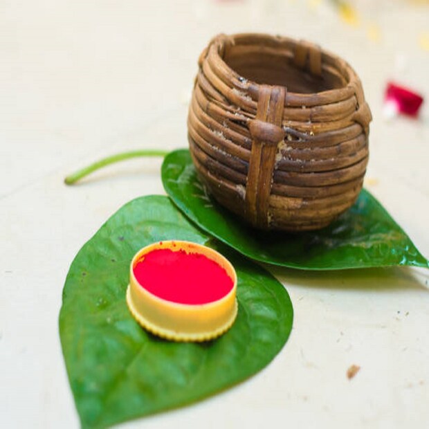 সিঁদুর তৈরির উপকরণ:হলুদ, আধা কাপ, লেবু, এক চামচ, গোলাপ জল, আধা চামচ, ১৫ থেকে ২০টি গোলাপের পাপড়ি, দেশি ঘি, এক চামচ।