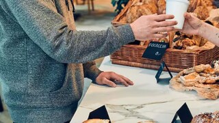 দোকানে গিয়েছিলেন রুটি কিনতে, ফিরলেন কোটিপতি হয়ে! (Photo: Canva)