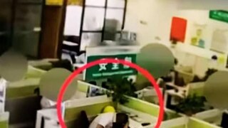 ক্লান্তিতে অফিসের মধ্যেই চোখ জুড়ে নেমে এসেছিল ঘুম, তাড়ানো হল কর্মীকে ! (Credit- JSTV.com)