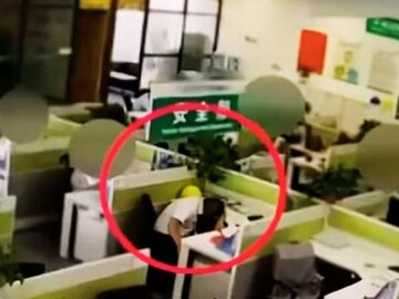 ক্লান্তিতে অফিসের মধ্যেই চোখ জুড়ে নেমে এসেছিল ঘুম, তাড়ানো হল কর্মীকে ! (Credit- JSTV.com)