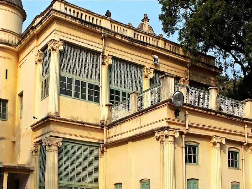 *১৯১৮ সাল থেকে বিশ্বভারতী সম্পূর্ণরূপে আত্মপ্রকাশ করে। তবে ১৯২১ সাল থেকে আনুষ্ঠানিক ভাবে বিশ্বভারতীর জন্ম হয়৷ দেশ-বিদেশের বিভিন্ন প্রান্ত থেকে পণ্ডিত ব্যক্তিদের আহ্বান করে আনেন রবীন্দ্রনাথ। শুরু হয় বিশ্বভারতীর পথ চলা। এখনএই বিশ্বভারতী শান্তিনিকেতন ইউনেস্কো থেকে ওয়ার্ল্ড হেরিটেজের চাদরে মুড়ে রয়েছে। ফাইল ছবি।