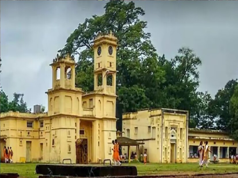 *বীরভূমের মধ্যে অবস্থিত বোলপুর শান্তিনিকেতন। মহর্ষি দেবেন্দ্রনাথ ঠাকুরের প্রতিষ্ঠিত শান্তিনিকেতন আশ্রম ও বিশ্ববরেণ্য কবি রবীন্দ্রনাথ ঠাকুরের প্রতিষ্ঠিত বিশ্বভারতী বর্তমানে ইউনেসকো স্বীকৃত 'ওয়ার্ল্ড হেরিটেজ'। প্রতিবেদনঃ সৌভিক রায়। ফাইল ছবি। 