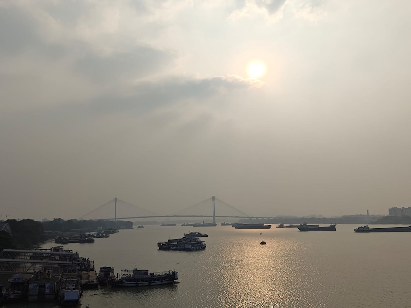 কলকাতায় আজ, বুধবার সর্বনিম্ন তাপমাত্রা ১৭.২ ডিগ্রি সেলসিয়াস। যা স্বাভাবিক তাপমাত্রার থেকে ০.৩ ডিগ্রি সেলসিয়াস কম। গতকাল, মঙ্গলবার দিনের সর্বোচ্চ তাপমাত্রা ছিল ২৬.৯ ডিগ্রি সেলসিয়াস। যা স্বাভাবিক তাপমাত্রার থেকে ২.৩ ডিগ্রি সেলসিয়াস কম। বাতাসে জলীয় বাষ্পের পরিমাণ বা আপেক্ষিক আর্দ্রতা ৪৯ থেকে ৮৮ শতাংশ। আগামী ২৪ ঘণ্টায় শহরের তাপমাত্রা থাকবে ১৭ ডিগ্রি থেকে ২৭ ডিগ্রি সেলসিয়াসের মধ্যে।