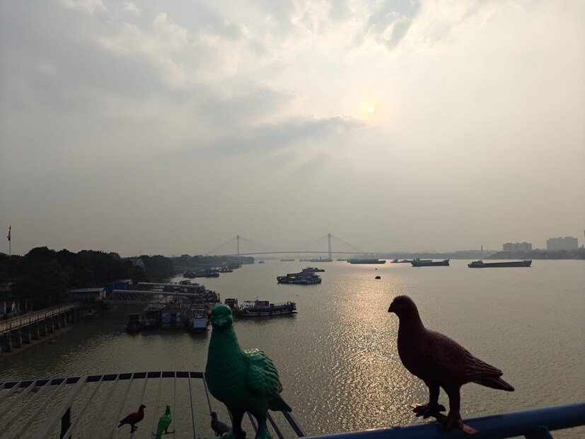মূলত পরিষ্কার আকাশ। সকালের দিকে হালকা থেকে মাঝারি কুয়াশা থাকবে। কয়েক জেলায় মাঝারি কুয়াশার সতর্কতা। উত্তরবঙ্গের দার্জিলিং, জলপাইগুড়ি, উত্তর দিনাজপুর, মালদহ এবং দক্ষিণবঙ্গের পশ্চিম বর্ধমান, বীরভূম এবং পুরুলিয়াতে কুয়াশার সম্ভাবনা বেশি।
