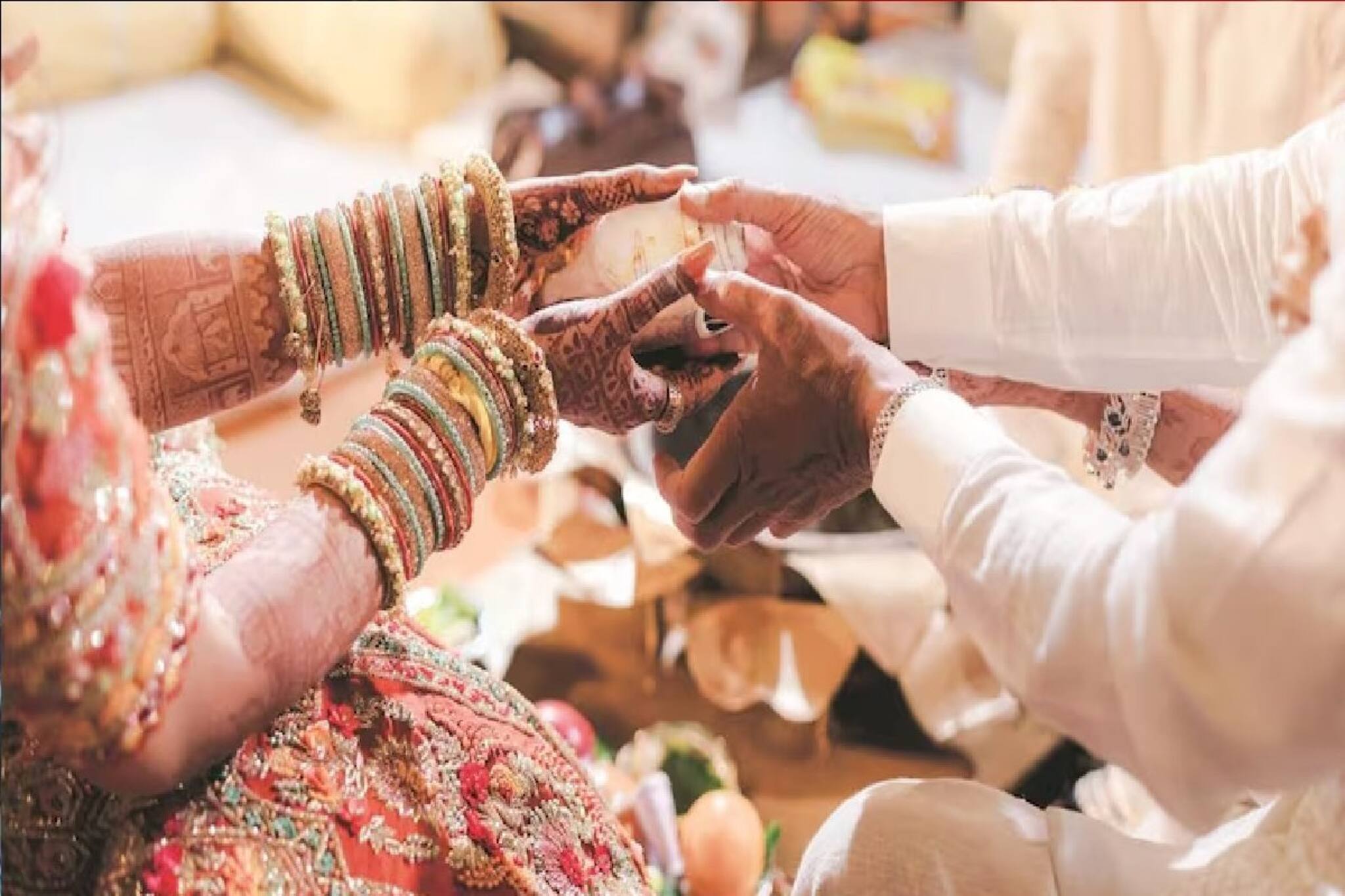 বর আসার সঙ্গে সঙ্গেই চিৎকার, অঝোরে কান্না শুরু কনের, বিয়ের আসরে মুহূর্তে সব শেষ...!