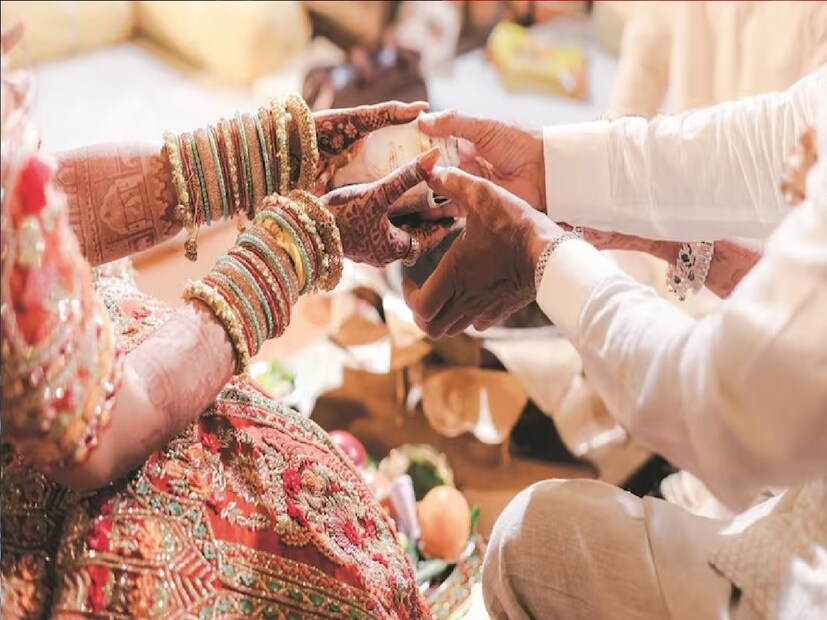 *প্রত্যক্ষদর্শীরা জানিয়েছেন পরিস্থিতি এমন পর্যায়ে পৌঁছয়, সেখানে পুলিশ ডাকতে হয়। এরপরই গুরুতর আহত দুই যুবককে হাসপাতালে নিয়ে যায় পুলিশ। গোটা সংঘর্ষে ৬ রাউন্ড গুলিও চালানো হয় বলে জানা গিয়েছে।